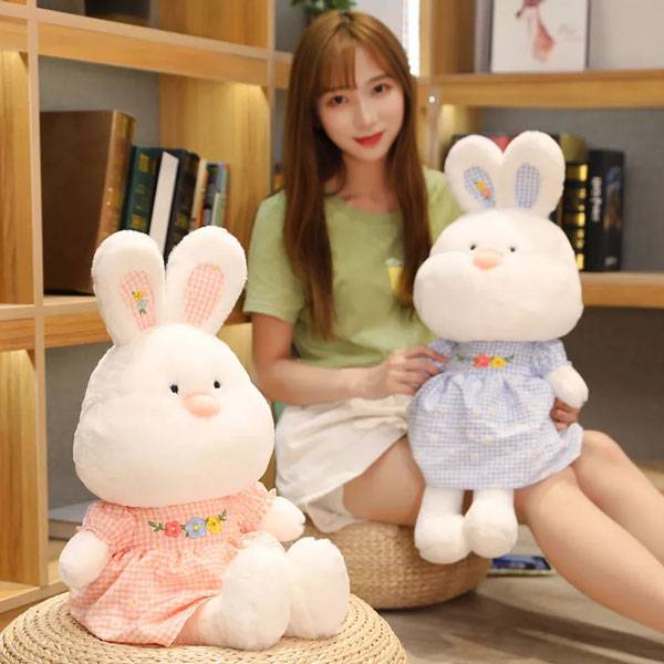 عروسک خرگوش تُپلی با لباس گلدوزی